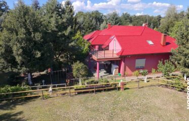 Przestronny dom wolnostojący z garażem – idealny dla dużej rodziny lub pod działalność turystyczną – Różanki